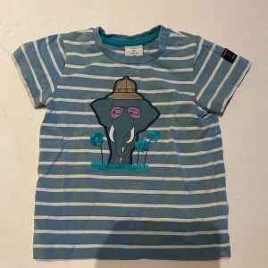 Tröja med tryck från polarn - Fin tröja från polarn och Pyret.   Köparen står för frakten. Jag skickar bild när jag postar paketet. Om fler intressen för kläderna finns kan bud ges.