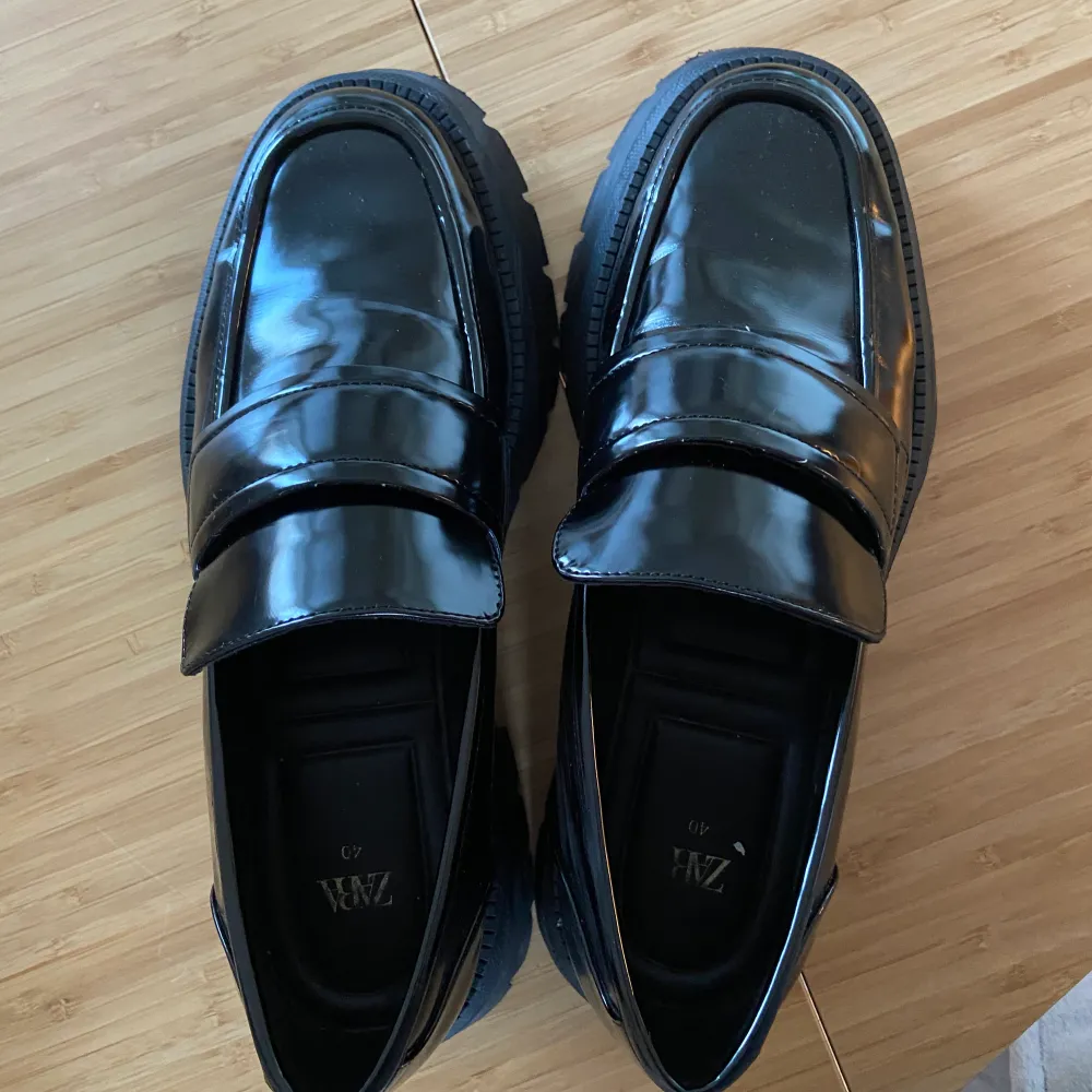 Skit snygga loafers från zara. Har använts en gång. Har för många skor och har inte hittat tillfället att ha dem.. Skor.