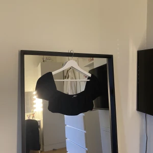 Svart topp  - Säljer fin topp från hm, säljer även i vit och orange. Aldrig använd så i nyskick.