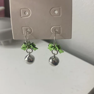 Jul örhängen!! - Ett par jätte fina jul örhängen!!! De är som bjällror som då också låter lite eller plingar till när man skakar på huvudet!! Jag älskar de!!💕 Jag har aldrig använt de så dom är helt nya kom inte ihåg vad jag köpte de för men säljer de för 50kr+frakt!!💕