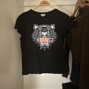 Kenzo T-shirt - Använd fåtal gånger. Kan mötas upp i Stockholm eller frakta då står köparen för frakt! 