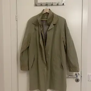 Trenchcoat i strl M (passar till S som oversized). Lite fläkig i kragen men inget som märks