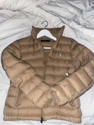 Ralph Lauren jacka  - Jag säljer denna Ralph lauren jacka den är tjej modell. Den är äkta och användning bara några gånger, kondition 10/10.