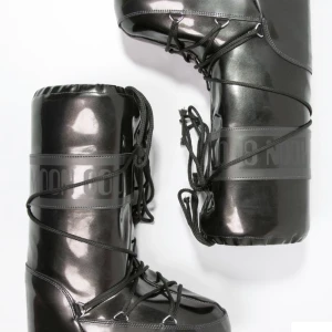 Moon boots  - Super fina moon boots i super skick säljer pga för små super bra att ha i t.ex alperna eller som en bra vinter sko. Perfekt och ha om du ska till nåt kallt land/stad på jullovet. Den är svart grå när jag köpte dem kosta de runt 1900 