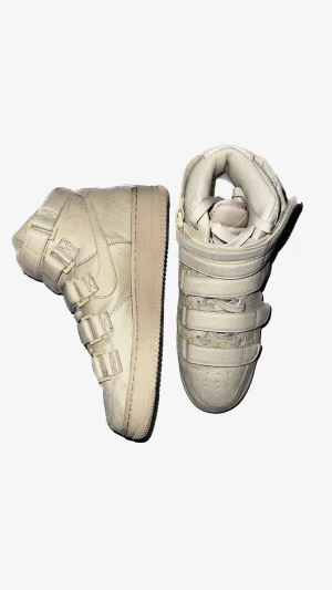 Helt oanvända Nike Air force 1 - Nike Air Force 1 High  Helt oanvända, kommer med original kartong✨ Köpta för 1900:-