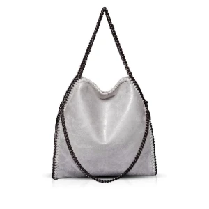 Stella liknande väska - INTRESSEKOLL Stella-liknande väska. Grå med svart kedja. Säljer pga måste rensa inför flytt men den är som nyskick! 😍