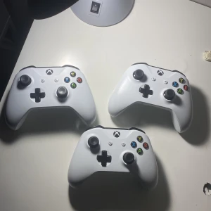 Xbox One kontroll - Perfekt skick inge fel nånstans. Säljer eftersom jag inte spelar längre. En kostar 700 Originalpris. Säljer en för 300. Alla tre för 800. Pris kan diskuteras