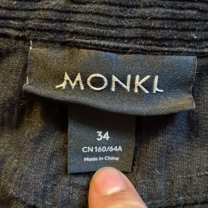 Monki manchesterbyxor  - Svarta manchesterbyxor från monki om du vill ha mer och närmare bilder kontakta priv.