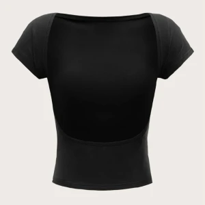 T-shirt med öppenrygg - Säljer denna super söta T-shirt med öppen rygg, den är inte alls genomskinlig och det är skönt matrial, är i stlk xs men passar S oxå då den är stretchig💕💕