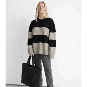 Stickad tröja från &otherstories - Snygg randig oversize tröja från &otherstories som är sparsamt använd. Samma modell som på bilden fast i färgerna svart och beige. Passar både S och XS. Nypris:890kr. Köparen står för frakt❕