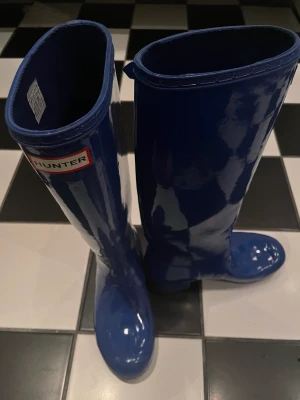 HUNTER boots - Säljer dessa supersnygga ”Womens Org Back Adjust Gloss Blue” som inte passar mig längre. Super snygga, stiliga och trendiga stövlar. Priset kan diskuteras🥰