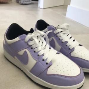 Nike jordans skor - Säljer nu dessa helt nya och oanvända Nike Jordan skor då de inte passade mig. De är köpta för 1300kr. Säljer del för 800kr