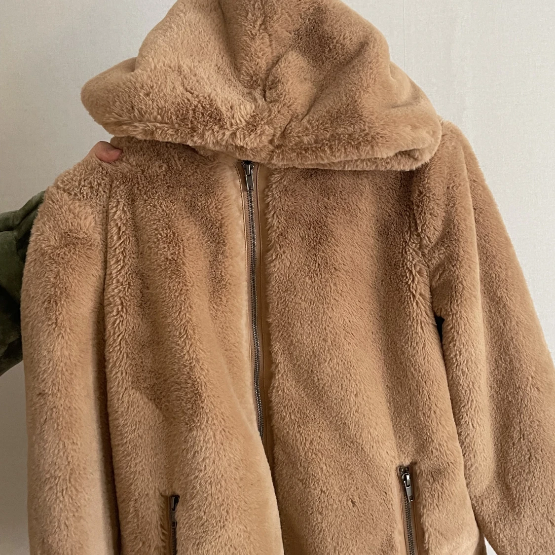 Supermysig jacka i pälsoptik