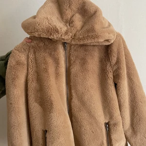 Supermysig jacka i pälsoptik - Jättegosig jacka i pälsoptil från Object.💕i mycket gott skick och kan även fraktas, köpare står för frakt