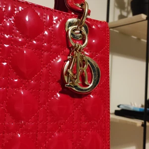 Enastående vacker classy väska!  - Avtagbar axelrem.  Mått 23 x 20.