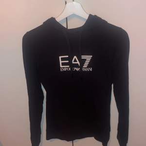 Svart Ea7 sweatshirt, materialet på den är ganska tunn 