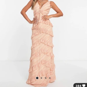 Balklänning  - Intressekoll på min balklänning som endast är testad då jag har 2st. Köpt från Asos märker pretty lavish för 1209kr. Strl 36 säljer för 750kr