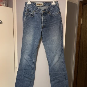 Vintaged Low rise crocket jeans - Blåa crocket jeans. Low rise, flared. Funkar nog bra för strl 34. Jätte snygga vintaged som jag fått av mamma. De är använda men i bra gick. En skavank vid jylfen som inte märks av alls. Lite slitna längs ner men inte alls mycket. 