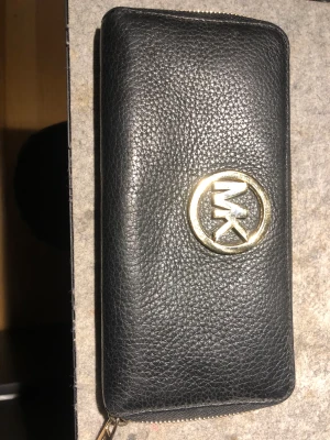Michael kors plånbok  - Jättefint skick knappt använd, äkta såklart 