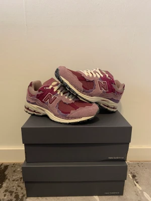 NEW BALANCE 2002r ”Protection pack pink” - WTS NEW BALANCE 2002R ”PROTECTION PACK PINK” DSWT EU 42 / US 8,5 PRIS: 1899 Meetup i Malmö eller står köparen för frakt