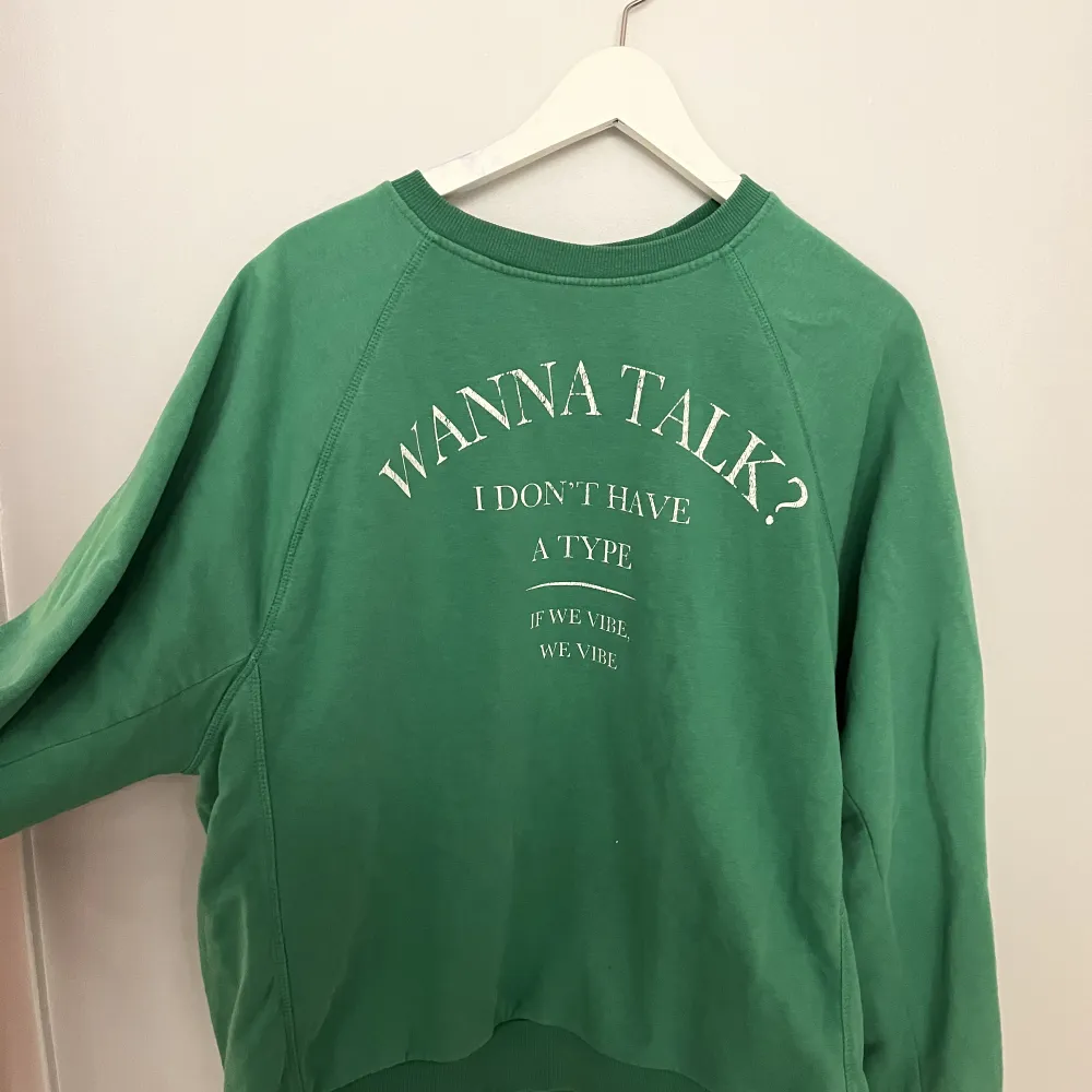 Säljer denna supersnygga gröna sweatshirten från bershka, i st S.💕  Säljer den då den inte kommer till användning då jag har så många, köp jättegärna, den är supersnygg💕. Tröjor & Koftor.