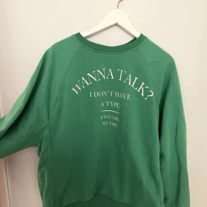 Grön sweatshirt med tryck - Säljer denna supersnygga gröna sweatshirten från bershka, i st S.💕  Säljer den då den inte kommer till användning då jag har så många, köp jättegärna, den är supersnygg💕