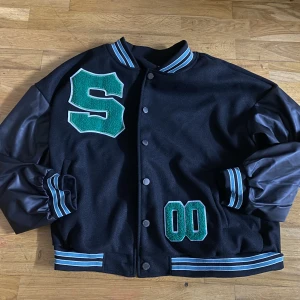 Varsity jacka - Beställde denna och den var tyvärr för stor, så säljer den för 270. Den är helt oanvänd och i ny skick. 