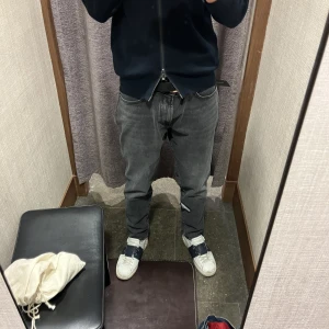 Massimo dutti jeans - Jeans använda fåtal gånger och säljer på grund av det. Inget fel på byxorna och är i princip nyskick. Passar perfekt på mig som e 184  Nypris cirka 700