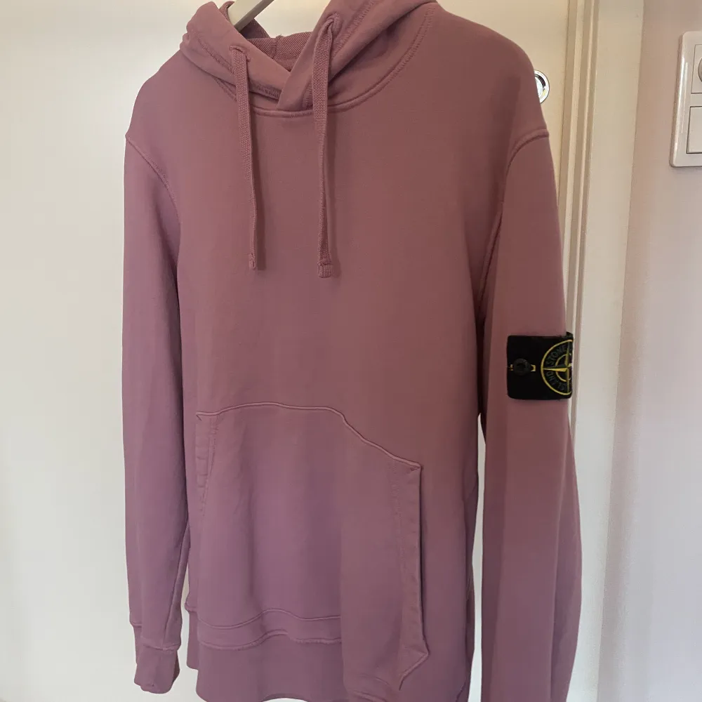 Rosa Stone Island hoodie i herrmodell storlek M. Jättefint skick, nypris 2500kr säljs för 1400kr. Köpt på NK i Göteborg, kvitto finns!. Hoodies.