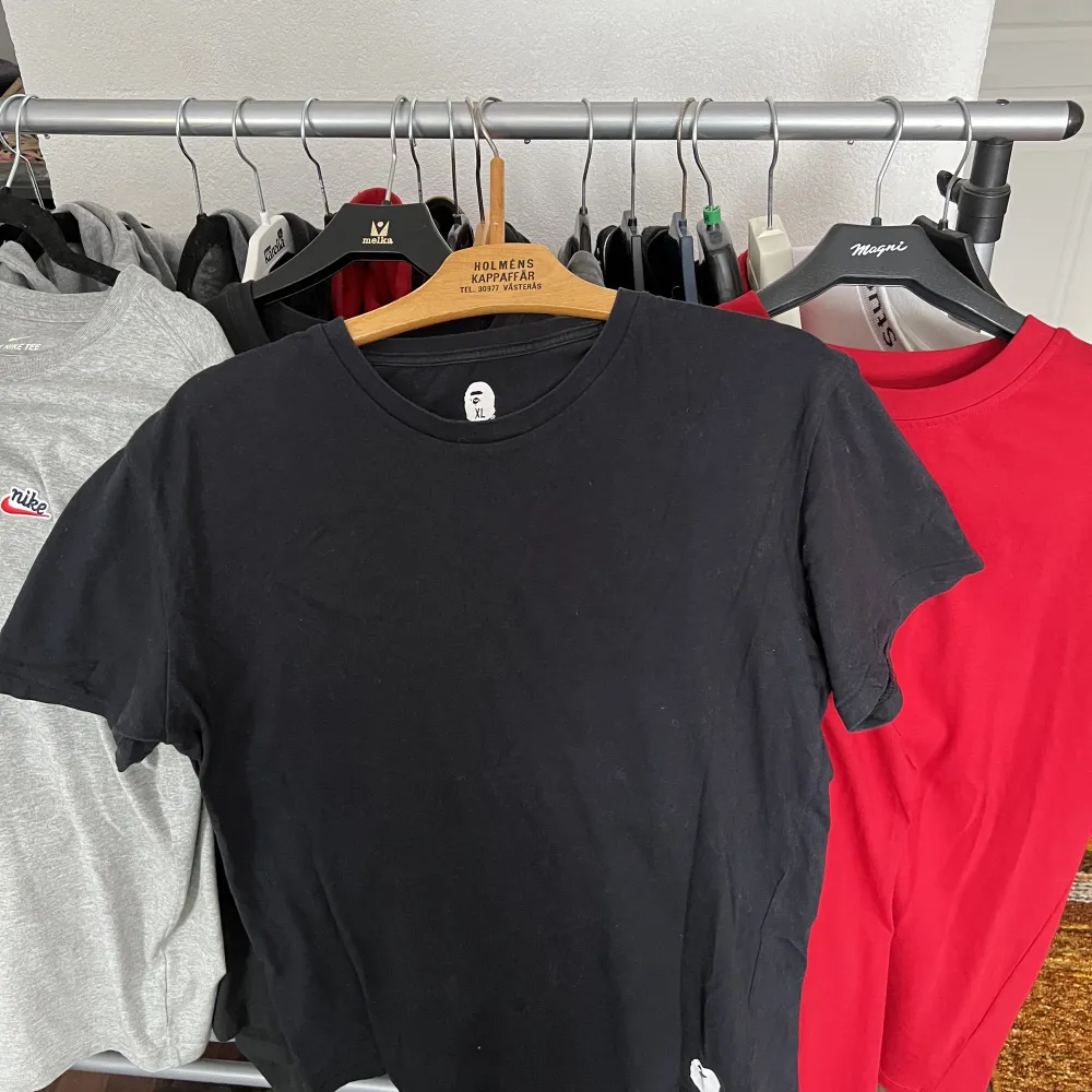 Nike, BAPE, Adidas, Karl kani tshirt från S-XL. Passformen motsvarar M (herr) i alla.   100/tshirt eller 350 paketpris  Vid frågor och funderingar hmu✌🏻. T-shirts.