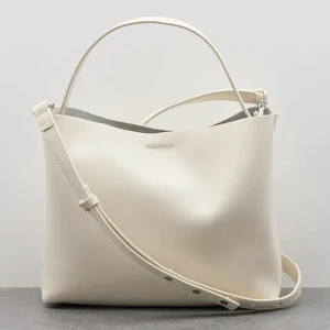 Väska  - Väska från NA-KD som är helt utsåld. Väskan är använd ca 3 gånger. köpte för 799kr 