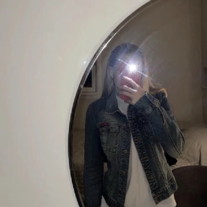Jeansjacka - En mörkblå jeansjacka från Only jeans🙌
