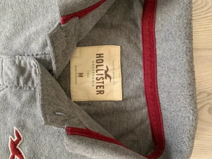 Piké  - Grå holister stl M i bra skick. 