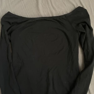 Offshoulder-tröja - Svart långärmad offshoulder tröja från even&odd🫶🏼 näst in till aldrig använd så i jättefint skick!! Även ett resårband runt så den ska hålla sig kvar på axlarna!⭐️passar xs-m beroende på hur man vill att den ska sitta!!
