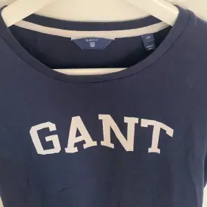 Säljer min väldigt snygga och sköna marinblåa t-shirt från gant 🥰 Nypris ligger på 399kr, säljer för 150kr + frakt! Skriv privat om ni önskar fler bilder 🥰