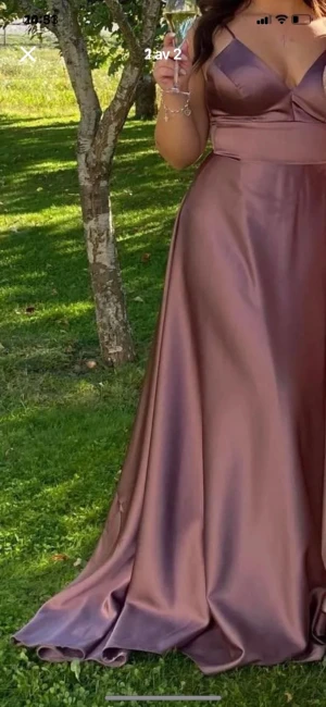 Klänning säljes - Säljer denna superfina och eleganta klänningen som har snörning i ryggen så kan nog passa en mindre eller större storlek.