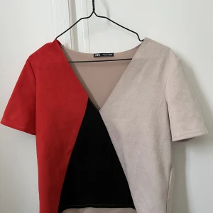 Mockatröja - Fin tshirt i mockaimitation från Zara, storlek S