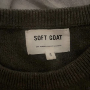 Soft goat tröja  - Snygg tröja i 100% Kashmir. Kan gå med i pris vid snabb affär. Köpt för ca 2000kr för ungefär 1 år sen. Bilderna är lånade men skriv för egna! Samma färg och S i storlek!❤️