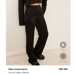 Glansiga kostymbyxor  - Jag har två par av dessa kostymbyxor med lappar kvar, aldrig använda, strl 38 och 40. Säljer då jag glömde skicka tillbaks. 150kr/st! Sista bilden är storlek 38