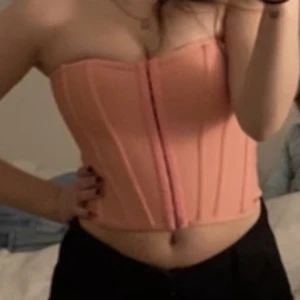 Babyrosa korsett - Färgen på korsetten är mycket i en starkare babyrosa färg i verkligheten, passar XS-S