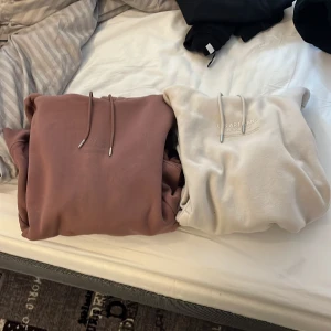 Tröja - Köpte på hm i somras då jag nu behöver rensa min garderob lite. Säljer båda för 250 går också att bara köpa en av dom.💕