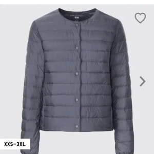 Uniqlo jacka - Säljer denna superfina jacka som jag använt ca 2 gånger så jötte bra skick. Hör av er om ni vilse Genua bilder. Nyskick🫶🏼🫶🏼