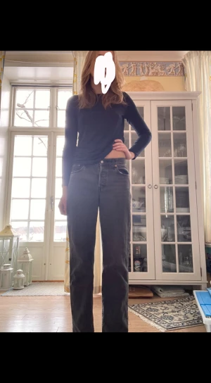 Levis jeans 501 - Säljer mina snygga Levis 501 då de blivit för korta på mig💗Innerbenslängd: 75cm💗midjemått rakt över: 38cm💗Säljer + frakten💗