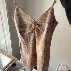 Klänning från stradivarius  - Super super fin klänning från stradivarius!!! Köpte den på Mallorca❤️❤️❤️najs nu till sommaren, den har massa snygga detaljer på sig