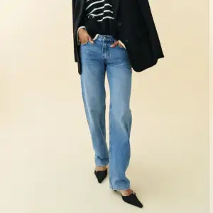 Intressekoll på dessa blåa low waist jeans från Gina tricot