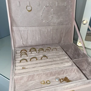 Gulligt smyckeskrin  - Säljer detta smyckeskrin i mycket fint skick, man kan förvara smycken i det är jätte fint osv. Ordinarie pris är 400 kr.  Tryck ej på köp direkt knappen 🤍