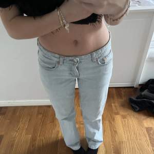 Lågmidjade jeans i modellen arrow från Weekday, som inte kommer till användning längre 