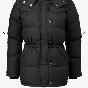 Nypris 5999 mitt pris 1100 - Superfin jacka i använd med gott skick! Inga hål eller liknade förekommer. Skriv privat för fler bilder  Pris kan diskuteras vid snabb affär 