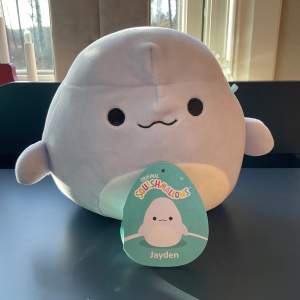 Valen Jayden squishmallow. Den har inga fläckar eller liknande och den har taggen kvar. Jag köpte den i höstas och nu säljer jag den för att jag inte samlar på squishmallows längre.