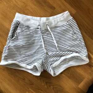 Mysiga shorts  - Shorts perfekt till sommaren eller hemma i soffan! De är några år och väl använda, dock är de fortfarande i mycket bra skick! De har bara blivit lite för små 